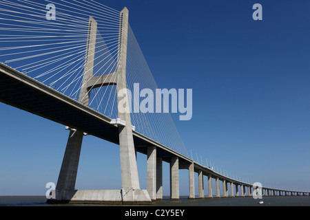 Vasco da Gama Bridge über den Fluss Tejo in Lissabon, Portugal. Stockfoto