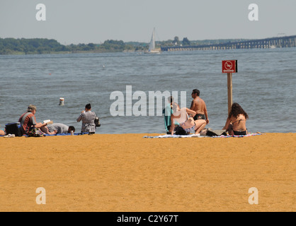 Menschen entspannen am Strand in Sandy Point, Maryland Stockfoto