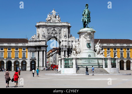 Der Bogen der Arco da Rua Augusta genannt sieht man hinter der Statue von König Dom Jose in zentral-Lissabon, Portugal. Stockfoto