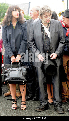 Victoria Mary Clarke und Shane MacGowan Beerdigung für "The Dubliners" Legende Ronnie Drew an der Kirche des Heiligen Rosenkranzes Stockfoto