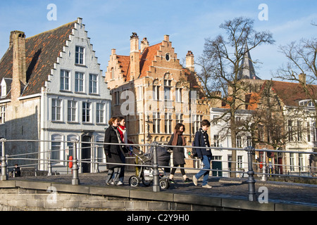 Menschen am Kanal zu überbrücken, Wintermorgen, Brügge, Belgien Stockfoto