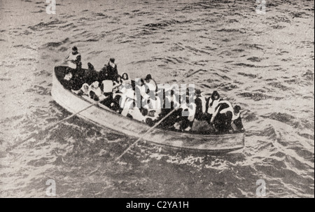 Überlebende der Titanic in einem der ihren zusammenklappbaren Rettungsboote, kurz vor von der Carpathia aufgenommen wird. Stockfoto