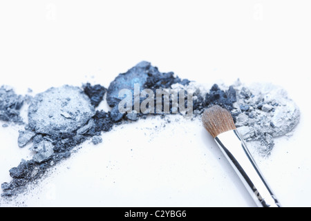 Make-up Pinsel berühren kaputte Lidschatten Stockfoto