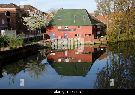 Das Playhouse Theatre spiegelt sich in den Fluss Wensum im Zentrum von Norwich, Norfolk, England. Stockfoto