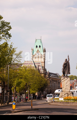 Blick nach Westen bis Broadway/High Street Winchester mit König Alfreds statue Stockfoto