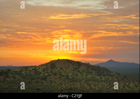 Untergehende Sonne über Hügel von Boma-Nationalpark, Sudan Stockfoto