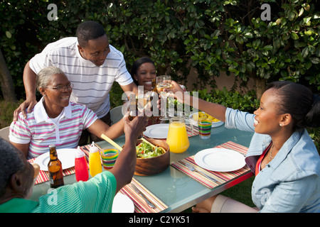 Menschen sitzen vor dem Mittagessen außerhalb, Johannesburg, Südafrika Stockfoto