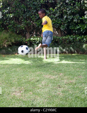 Junge treten Fußball, Johannesburg, Südafrika Stockfoto