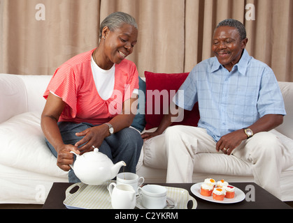 Älteres Ehepaar mit Tee zusammen, Johannesburg, Südafrika Stockfoto