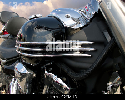Kaution in Höhe von schwarzen Motorrad mit verziert in Silber Stockfoto