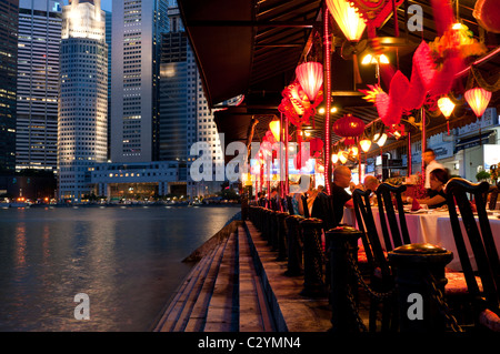 Riverside Restaurants am Abend auf der Boat Quay, Singapur Stockfoto