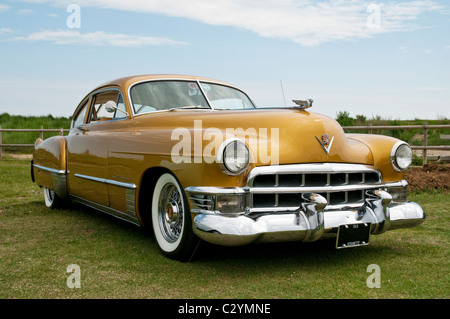Ein amerikanischer Cadillac Oldtimer geparkt auf dem Rasen. Stockfoto
