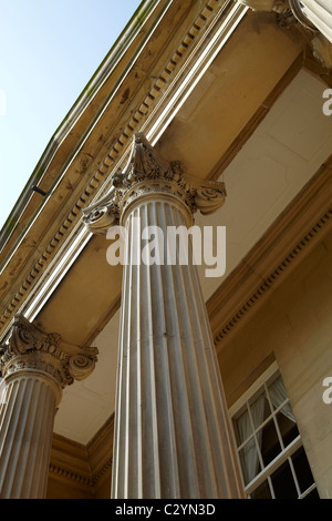 Gebäude mit griechischen Säulen Fenstern und blauem Himmel blickte Stockfoto