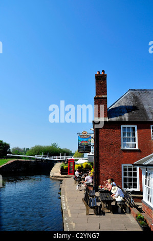 Youngs - Doppelschleusen Pub, Ufer, Exeter, Devon Stockfoto
