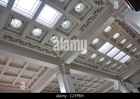 Abisolierten klassizistischen Stil Innendecke der ASB Bank Building, Emerson Street, Napier, Hawkes Bay, North Island, Neuseeland Stockfoto