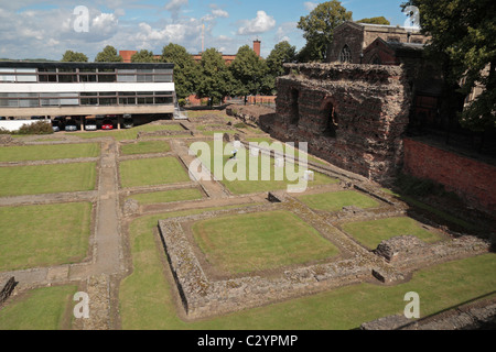 Die Jewry Wand und Roman Baths Ruinen in Leicester, Leicestershire, UK (mit der Kante des Jewry Wall Museum hinter). Stockfoto