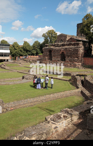 Besucher die Jewry Wand und römischen Bad Grundlagen, Leicester, Leicestershire, UK. Stockfoto