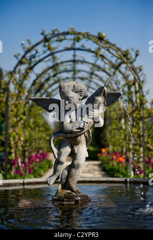 Brunnen-Statue des Eros in der Sammler Graf Garten bei Arundel Castle, West Sussex, UK Stockfoto