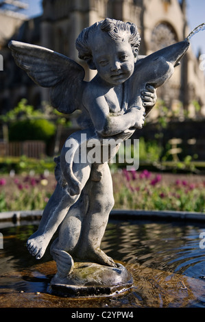 Brunnen-Statue des Eros in der Sammler Graf Garten, Arundel Castle Arundel Kathedrale im Hintergrund, West Sussex, Großbritannien Stockfoto