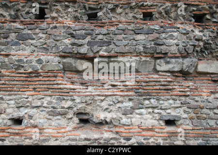 Nahaufnahme des Ziegelmauerwerks auf The Jewry Wall römischer Überreste in Leicester, Leicestershire, UK. Stockfoto