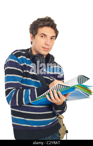 Intelligente Schüler Mann mit Kopfhörern Notizen und Blick in die Kamera mit weichen Lächeln isoliert auf weißem Hintergrund Stockfoto