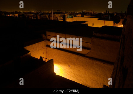 Marrakesch, Marokko, 15.04.2011. Blick über die Dächer der Medina bei Nacht. Stockfoto