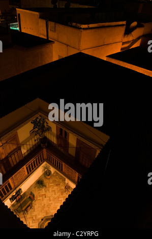 Marrakesch, Marokko, 15.04.2011. Blick über Dächer und Riad Radia in der Medina in der Nacht. Stockfoto