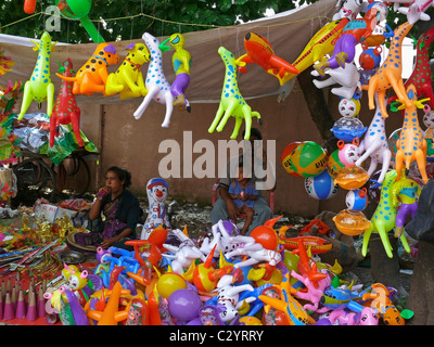 Verschiedene Kunststoff Luft Spielzeug zu verkaufen, Indien Stockfoto