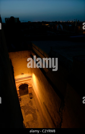 Marrakesch, Marokko, 15.04.2011. Blick über die Dächer der Medina bei Nacht. Stockfoto