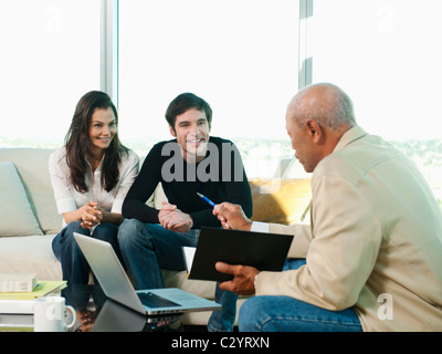 Paar im Gespräch mit Finanzberater Stockfoto