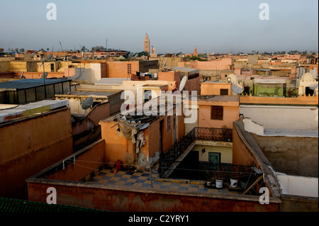 Marrakesch, Marokko, 15.04.2011. Blick über Dächer im Morgengrauen in der Medina mit Blick auf die Koutoubia-Minarett. Stockfoto