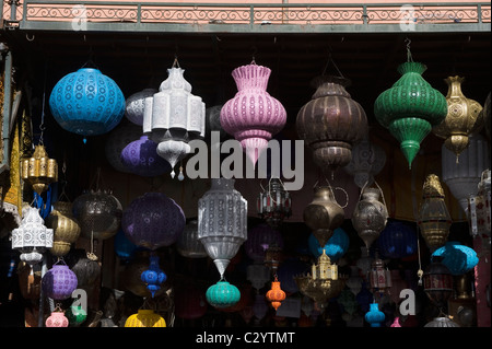Marrakesch, Marokko, 15.04.2011. Die Souks in der Medina, Lampenschirme zum Verkauf. Stockfoto