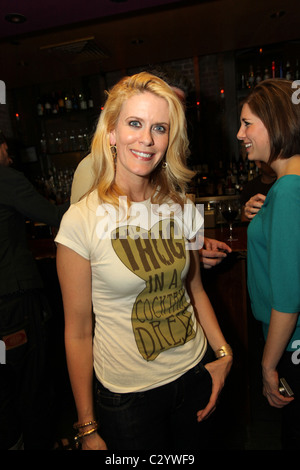 Alex McCord, von "The Real Housewives of New York City" TV-Show auf Bravo in NYC Bar, "Therapie" für Spendenaktion unterstützen MENY. Stockfoto