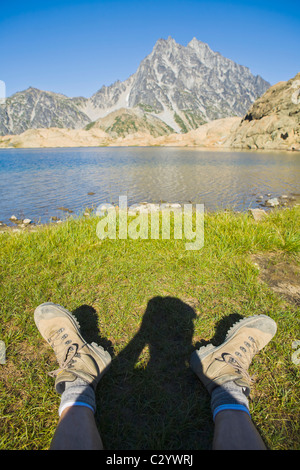 Blick auf den Fotografen Füßen am Rande des Ingals Lake mit Mount Stuart in den Hintergrund, Kaskaden von Washington, USA. Stockfoto