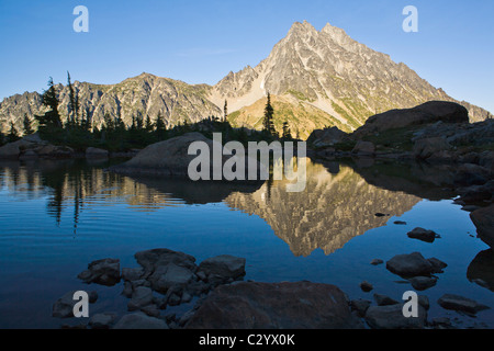 Mount Stuart spiegelt sich im ruhigen Wasser der Ingalls Lake Central Cascades Washington USA Stockfoto