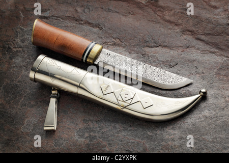 Handgefertigte finnische "Puukko" Messer. Ein Puukko ist eine traditionelle finnische oder skandinavischen Stil Gürtel-Messer. Stockfoto