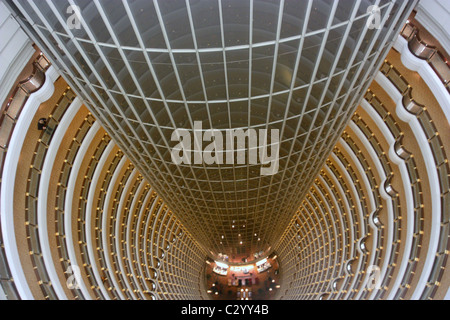 Jin Mao Tower in Shanghai Blick von der obersten Etage zum Grand Hyatt Hotel, 53-87 Etagen einnimmt Stockfoto