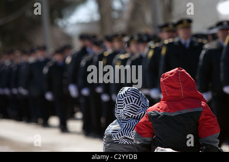 Zwei jungen sehen 1000 von Feuerwehrleuten in den Trauerzug für die Freiwillige Feuerwehr Ray Walter und Ken Rae marschieren. Stockfoto