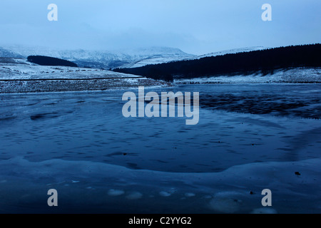 Kinder Scout-Reservoir im Winter zugefroren. Stockfoto