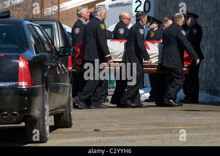 Der Sarg mit den Überresten von Freiwilliger Feuerwehrmann Ray Walter erfolgt in Listowel Arena für die Trauerfeier. Stockfoto