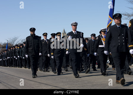 Der Trauerzug für die Freiwillige Feuerwehr Ken Rae und Raymond Walter. Stockfoto