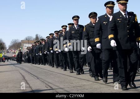 Der Trauerzug für die Freiwillige Feuerwehr Ken Rae und Raymond Walter. Stockfoto