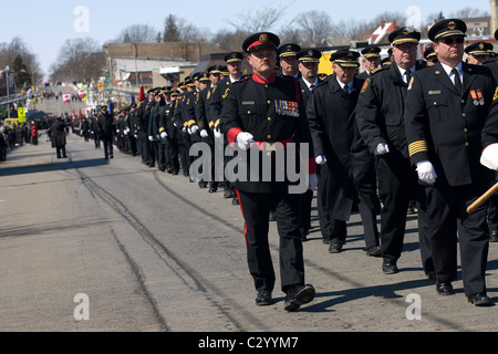 Der Trauerzug für die Freiwillige Feuerwehr Ken Rae und Raymond Walter. Stockfoto