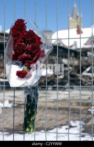 Blüten sind an einen Zaun auf das Gebäude, in denen Freiwillige Feuerwehr Ken Rae und Ray Walter getötet wurden befestigt ein Löschangriff. Stockfoto