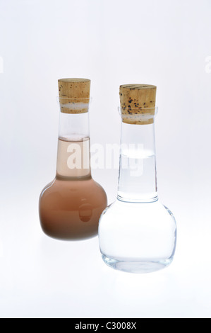 Beispiel für sauberes und schmutziges Wasser isoliert auf weißem Hintergrund Stockfoto