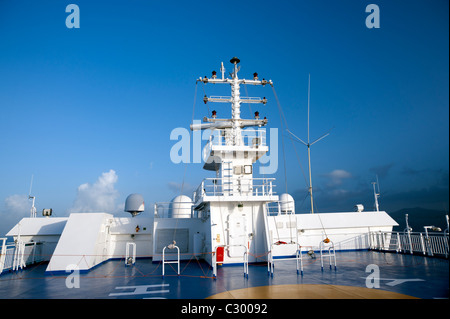 Kommunikation-Mast auf dem Oberdeck eine griechische Fähre Segeln in der Ägäis. Stockfoto