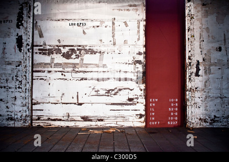 Das Innere einer verlassenen leeren Güterzug Beförderung in Pennsylvania, USA. Die Frachttüren sind aufschlussreich Zahlencodes. Stockfoto