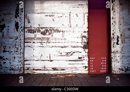 Das Innere einer verlassenen leeren Güterzug Beförderung in Pennsylvania, USA. Die Frachttüren sind aufschlussreich Zahlencodes. Stockfoto