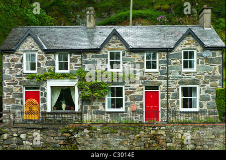 Typische Welsh Stein Ferienhäuser mit walisischen Schieferdächer in Nant Gwynant, Gwynedd, Wales Stockfoto