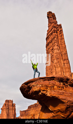 Wanderer feiert auf dem Gipfel von einem Turm aus Sandstein. Stockfoto